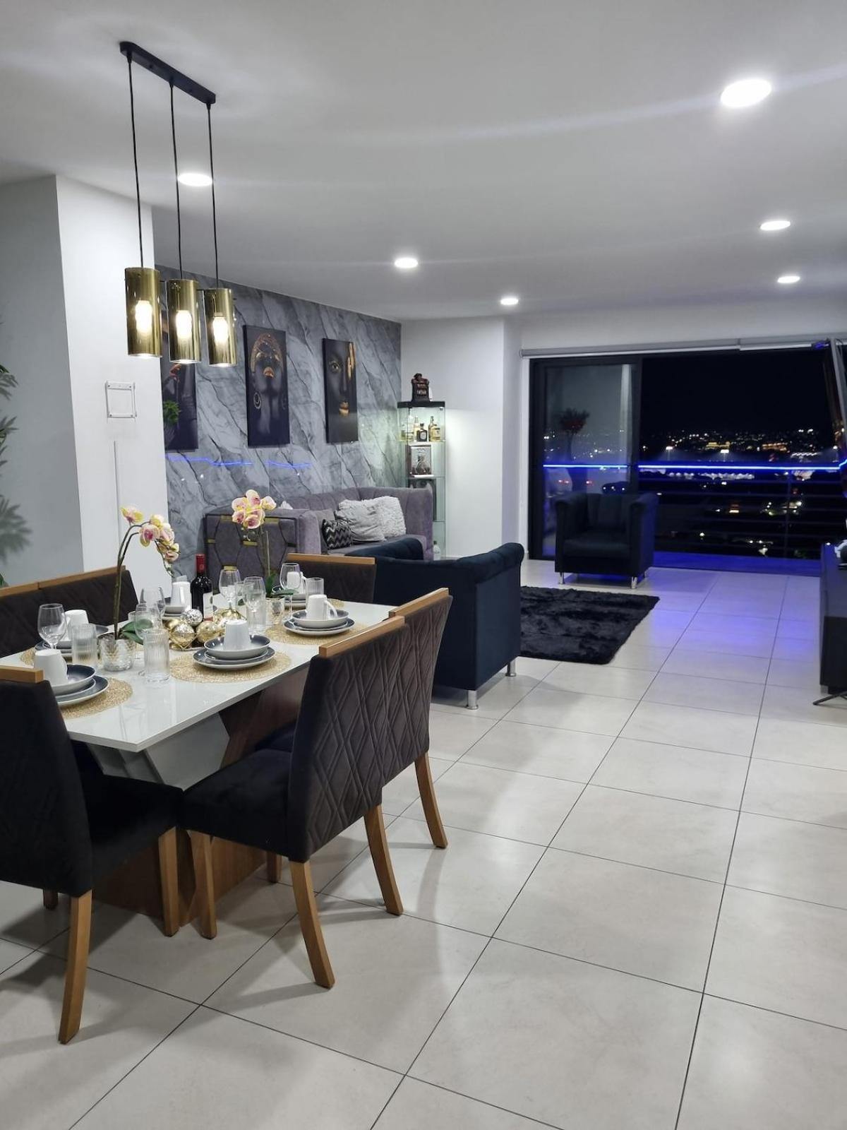 Luxurious In The Escalon Bluesky Apartment *